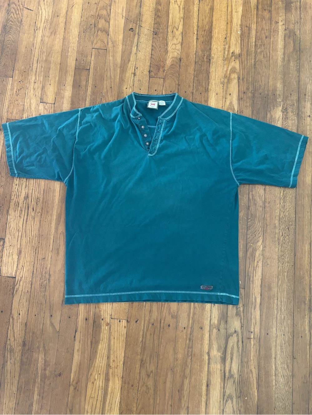 100% Cotton Vintage Levi’s Tee in Teal Size XL